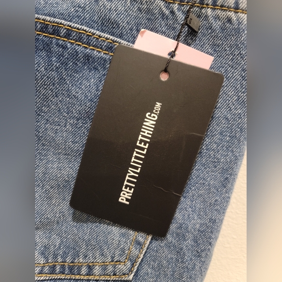 Brand new with tags Pretty Little Thing Mid Blue Knee Rip Mom Jeans Size 12 - Picture 4 of 5